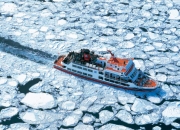 解密破冰船的工作原理：如何轻松破碎厚冰